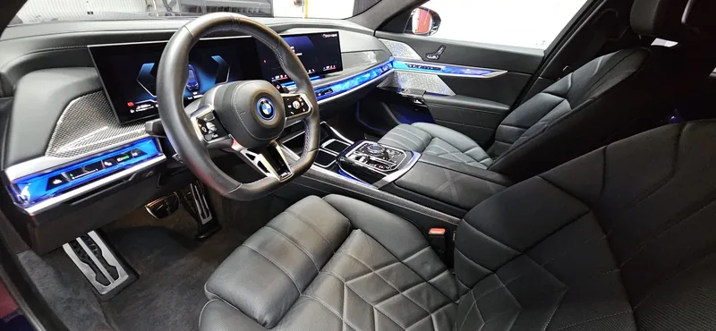 Interior de BMW Seria 7 cu lumină ambientală