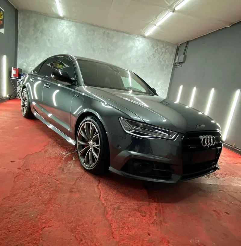 Audi gri în atelier, după detailing exterior