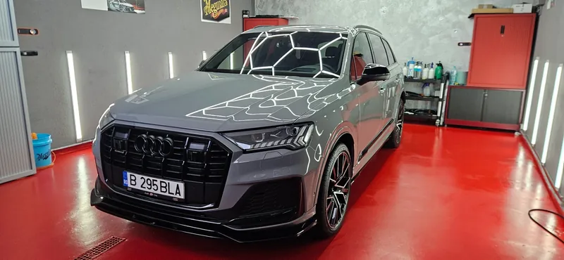 SUV gri sub luminile atelierului
